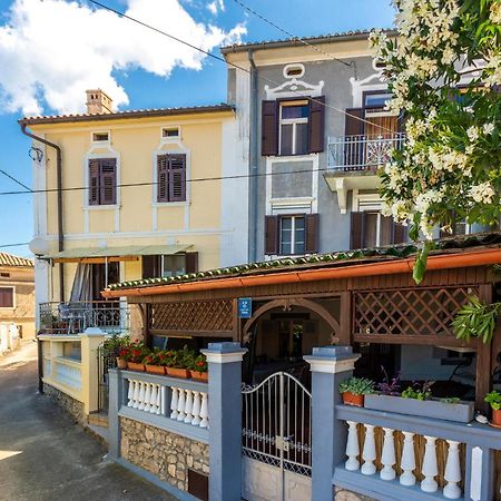 Cozy Home In Omisalj With Kitchen Exterior foto